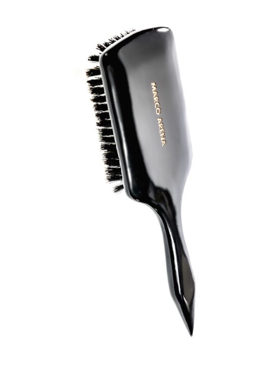 SOFT & SMOOTH PREPARATION Die weichen und flexiblen Naturborsten bearbeiten das Haar zart und machen es geschmeidig – die perfekte Grundlage für dein Styling! Die große Fläche der Bürste und das Griffdesign machen die stroke.brush zu einem echten Liebling für lange Haare. Your hair needs love!!